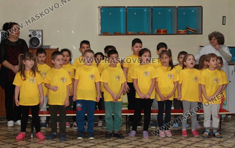 Делото на Левски почетоха децата от градините "Пролет" и "Радост"