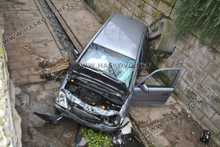 27-годишна се приземи с колата си от три метра височина в реката 