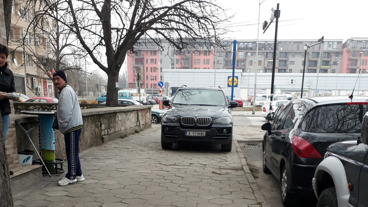 Читател: баровец паркира джип нагло на тротоар
