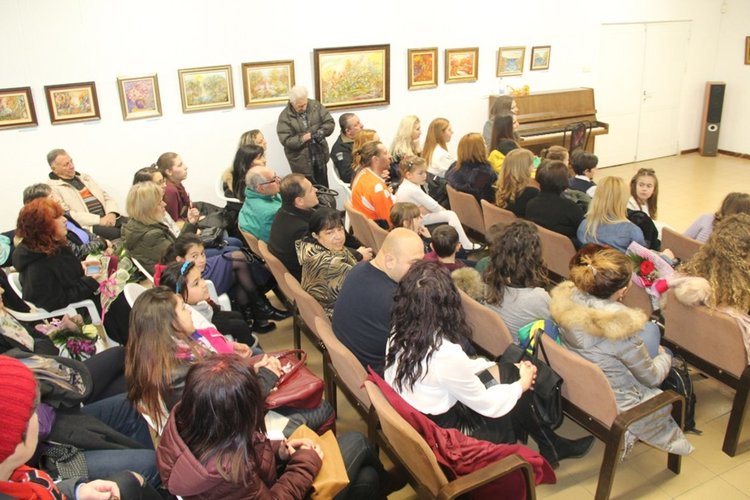 Млади таланти изнесоха концерт с поп и джаз изпълнения в КДК