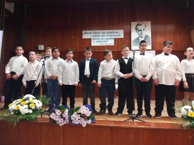 Отличиха бившите учители на СУ „Златаров“ 