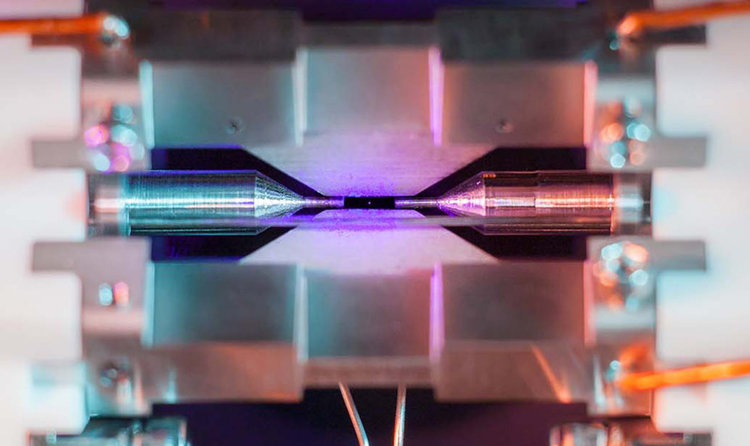 Снимка на един атом, видим с невъоръжено око 