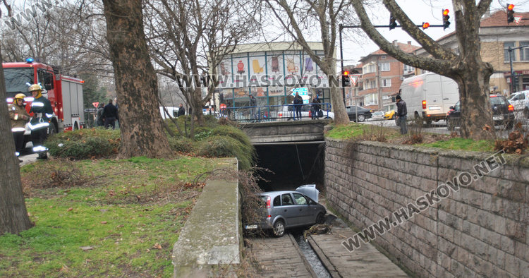 Бивш депутат засякъл с Мерцедеса си падналия в реката Опел
