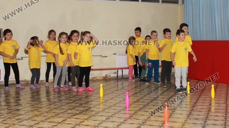 Делото на Левски почетоха децата от градините "Пролет" и "Радост"