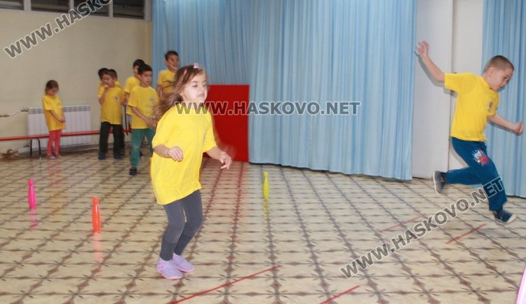 Делото на Левски почетоха децата от градините "Пролет" и "Радост"