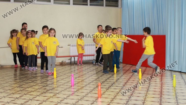 Делото на Левски почетоха децата от градините "Пролет" и "Радост"