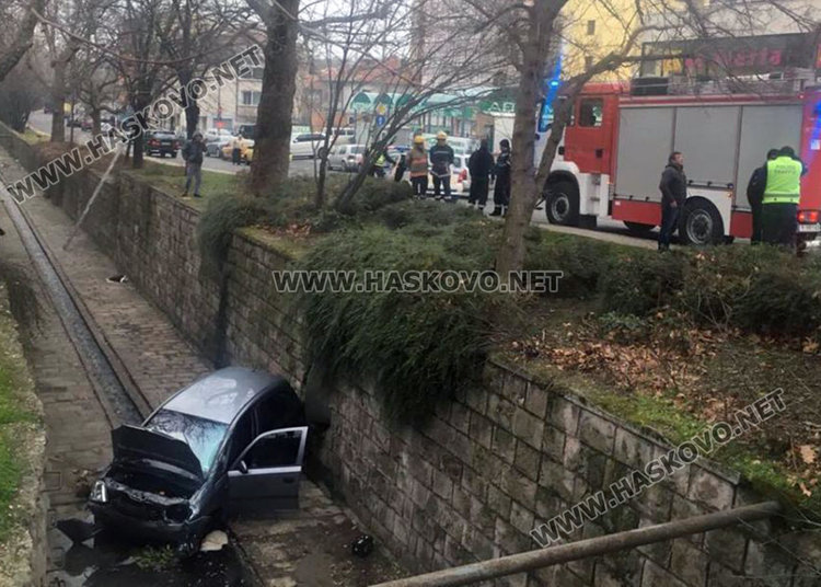 27-годишна се приземи с колата си от три метра височина в реката 