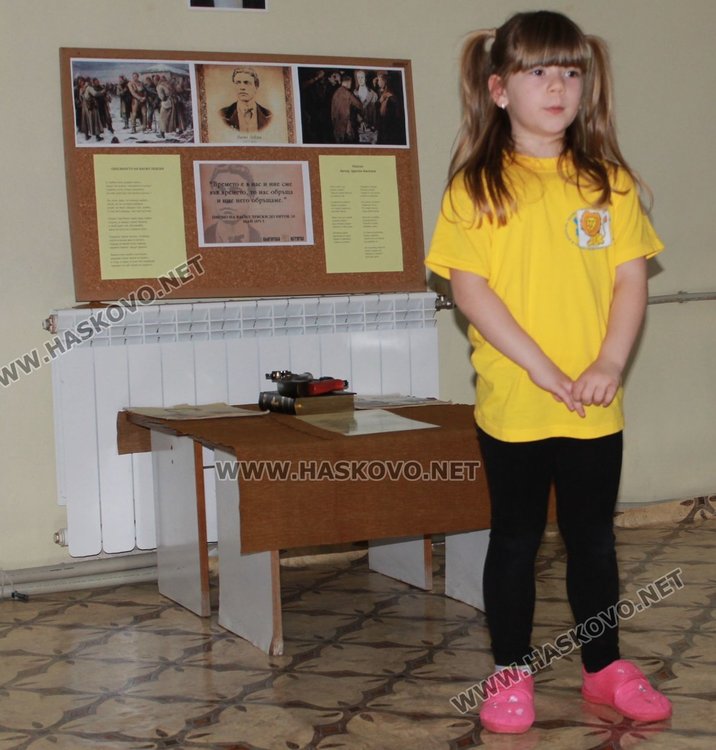 Делото на Левски почетоха децата от градините "Пролет" и "Радост"