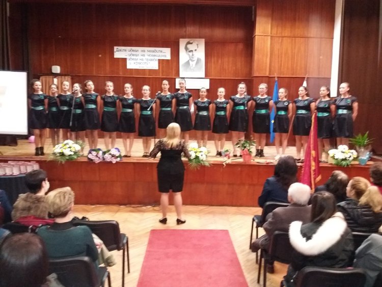 Отличиха бившите учители на СУ „Златаров“ 