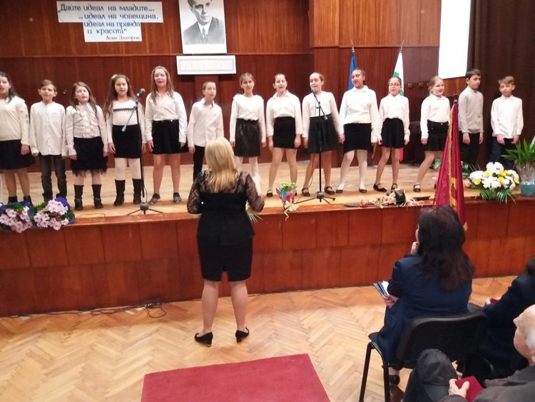 Отличиха бившите учители на СУ „Златаров“ 