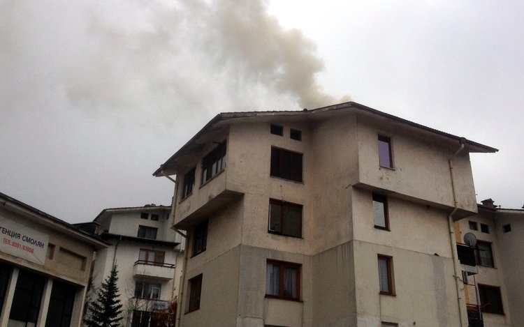 Осем пожара през уикенда, спасени са сгради и автомобили