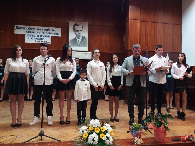 Отличиха бившите учители на СУ „Златаров“ 