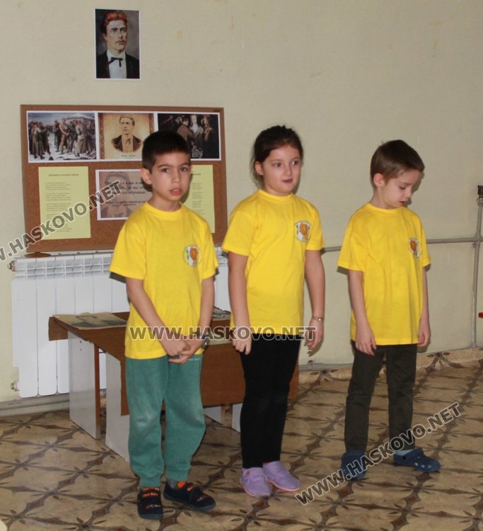 Делото на Левски почетоха децата от градините "Пролет" и "Радост"