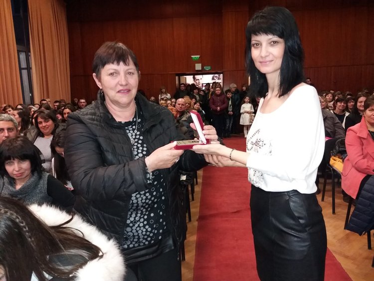 Отличиха бившите учители на СУ „Златаров“ 