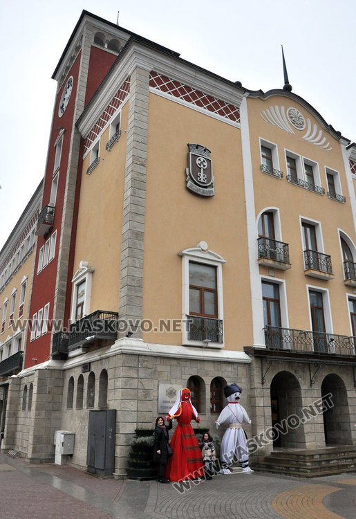 Училища и детски градини кичат с мартеници дърветата в Хасково