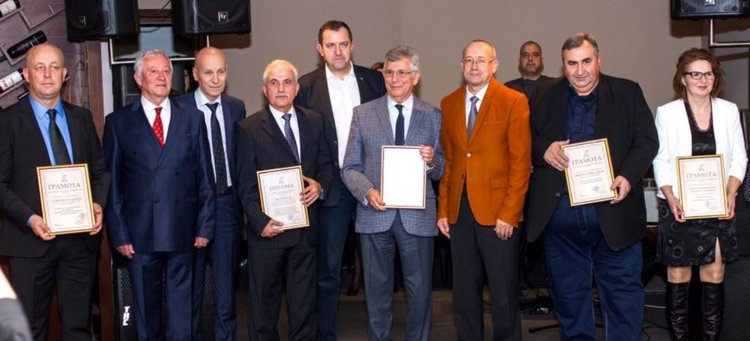 Единствената дама на снимката е Паунка Запрянова