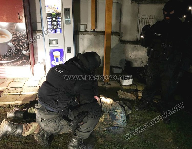 Задържаха въоръжен рейнджър, барикадирал се в къщата си и стрелял по полицаи