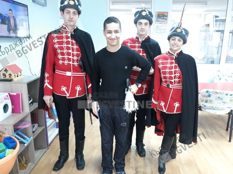 Гвардейци посетиха Ерай от Дневен център „Надежда“, той изпя химна в чест на Апостола