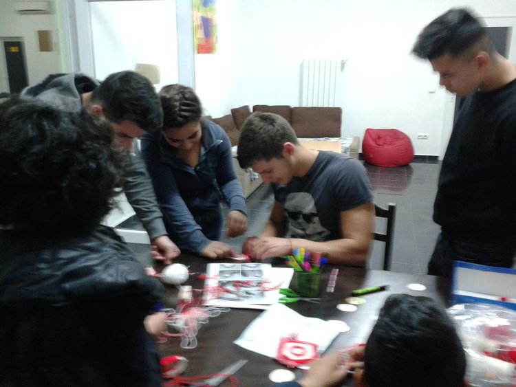 Децата от ЦНСТ започнаха да изработват мартенички