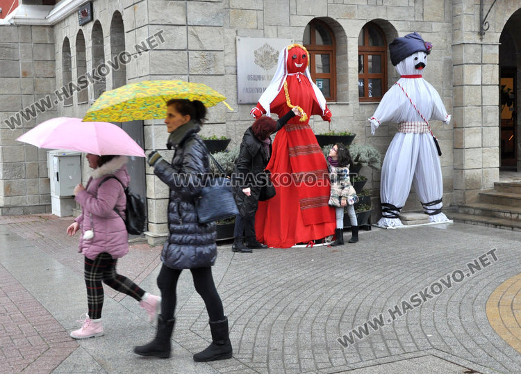 Училища и детски градини кичат с мартеници дърветата в Хасково