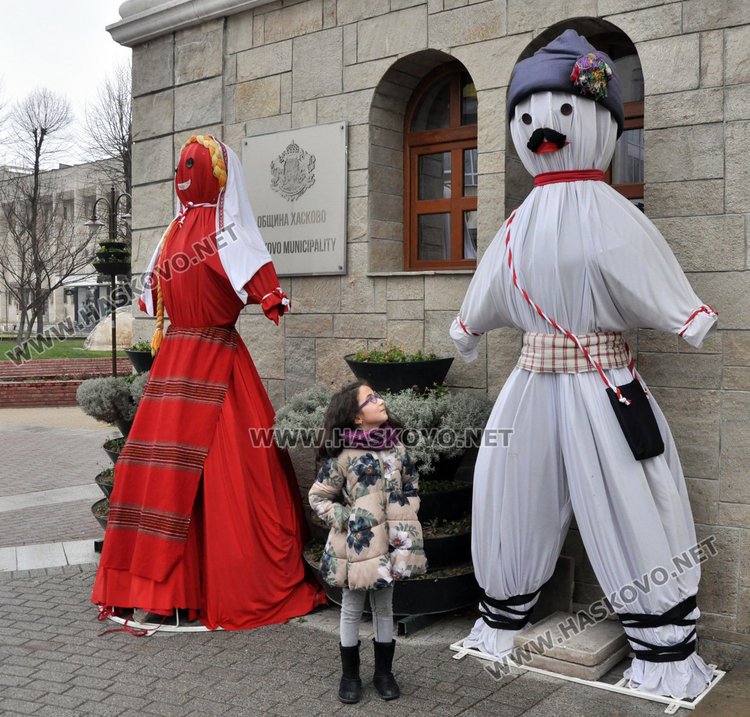 Училища и детски градини кичат с мартеници дърветата в Хасково