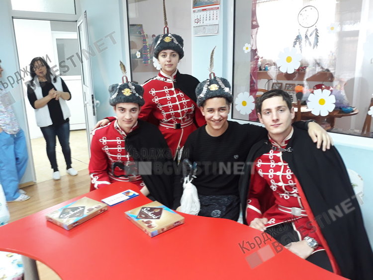 Гвардейци посетиха Ерай от Дневен център „Надежда“, той изпя химна в чест на Апостола