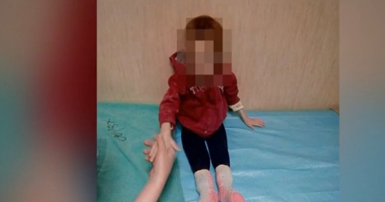 Спешно приеха 3-годишни близначета в болница, майката е арестувана