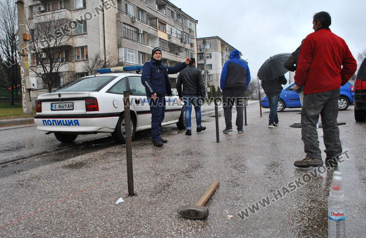 В „Република“ скачат срещу продаден паркинг, собственикът го огражда