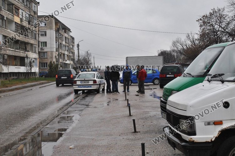 В „Република“ скачат срещу продаден паркинг, собственикът го огражда