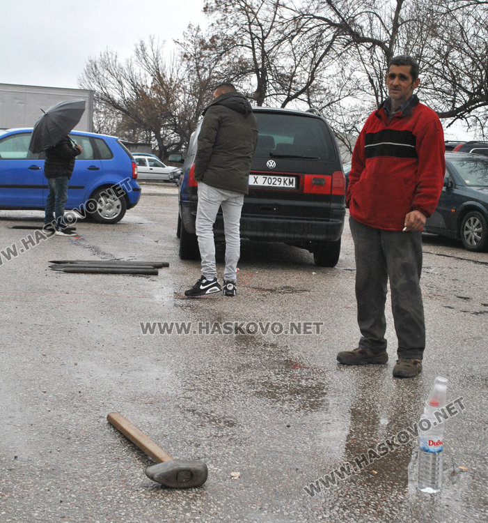 В „Република“ скачат срещу продаден паркинг, собственикът го огражда