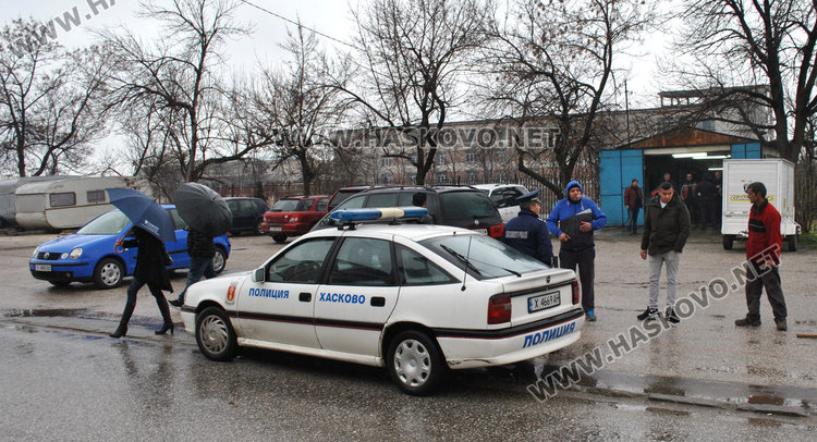 В „Република“ скачат срещу продаден паркинг, собственикът го огражда