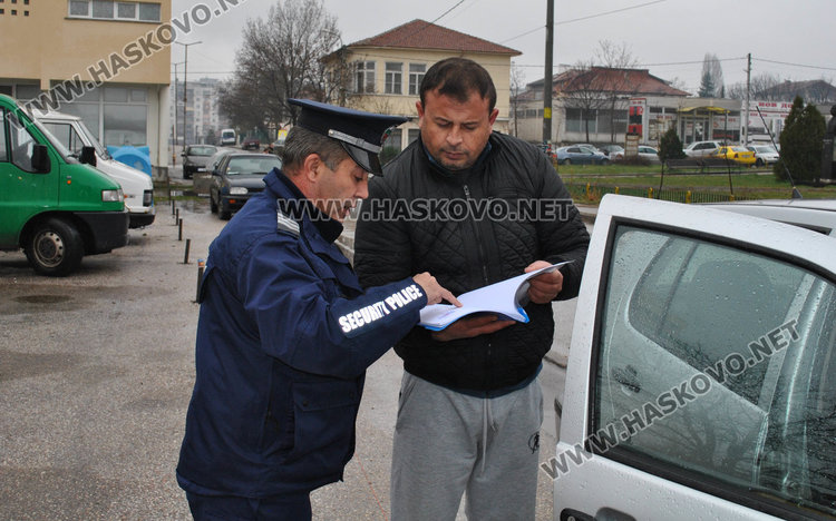 В „Република“ скачат срещу продаден паркинг, собственикът го огражда