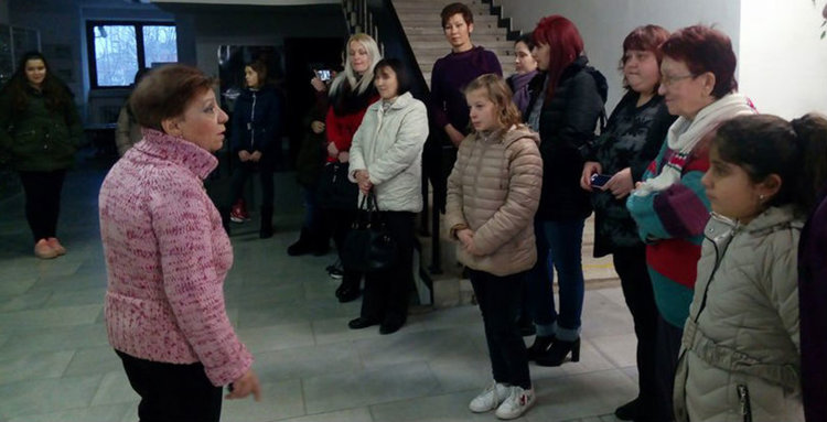 Наградени детски рисунки украсиха кметския коридор