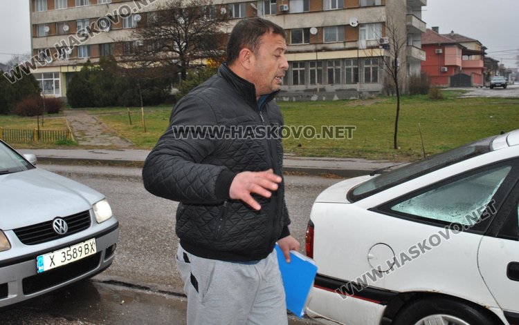 В „Република“ скачат срещу продаден паркинг, собственикът го огражда