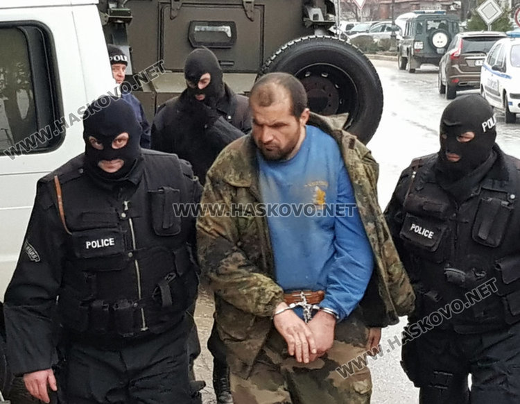 Претърсват дома на легионера в с.Орешник за взривове