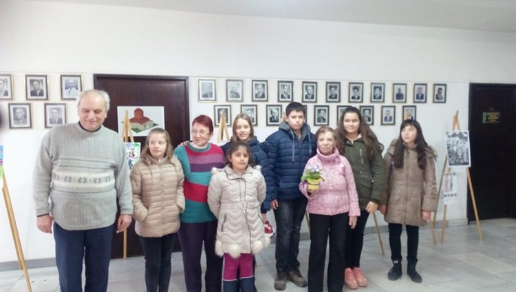 Наградени детски рисунки украсиха кметския коридор