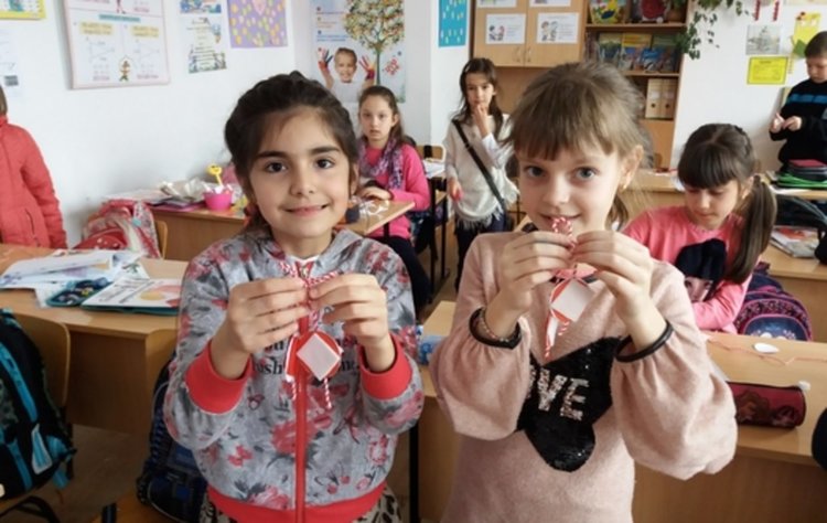 Малчугани изработват и продават мартенички, средствата са за лечението на малката Божидара