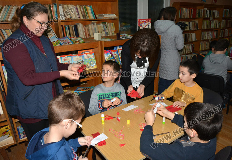 Климентовци заплетоха бели и червени конци за Баба Марта в библиотеката