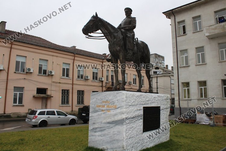 Паметникът на  ген. Никола Иванов в Свиленград