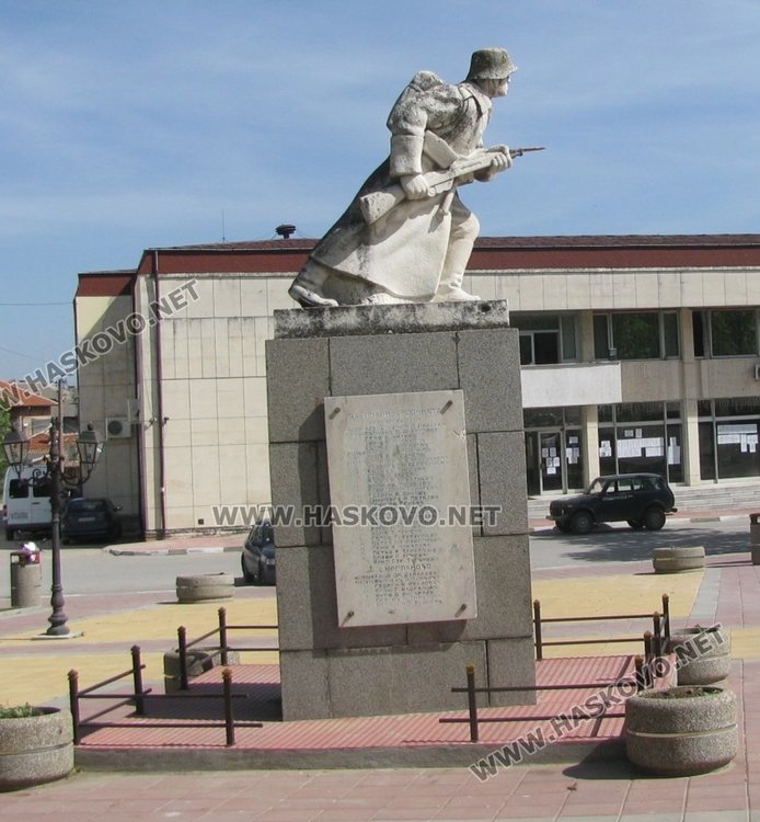 Паметникът на загиналите от 30-ти шейновски полк в центъра на Симеоновград 