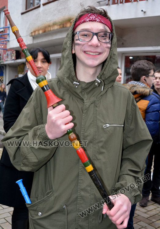  „Неон в джунглата“ на фашинга на Езиковата