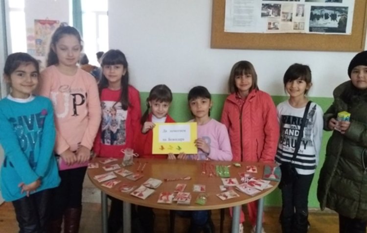 Малчугани изработват и продават мартенички, средствата са за лечението на малката Божидара