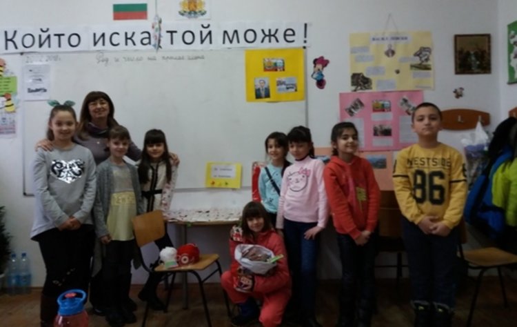 Малчугани изработват и продават мартенички, средствата са за лечението на малката Божидара