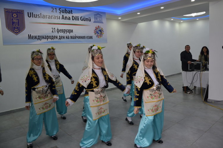 В Момчилград ученици представиха танци, песни и скечове в Деня на майчиния език