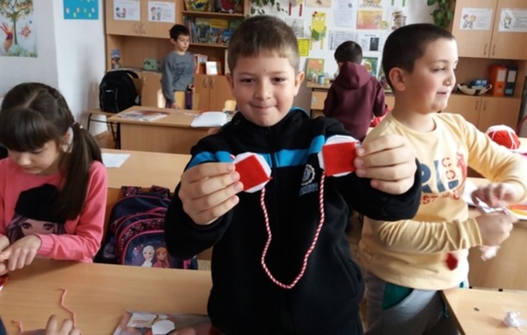 Малчугани изработват и продават мартенички, средствата са за лечението на малката Божидара