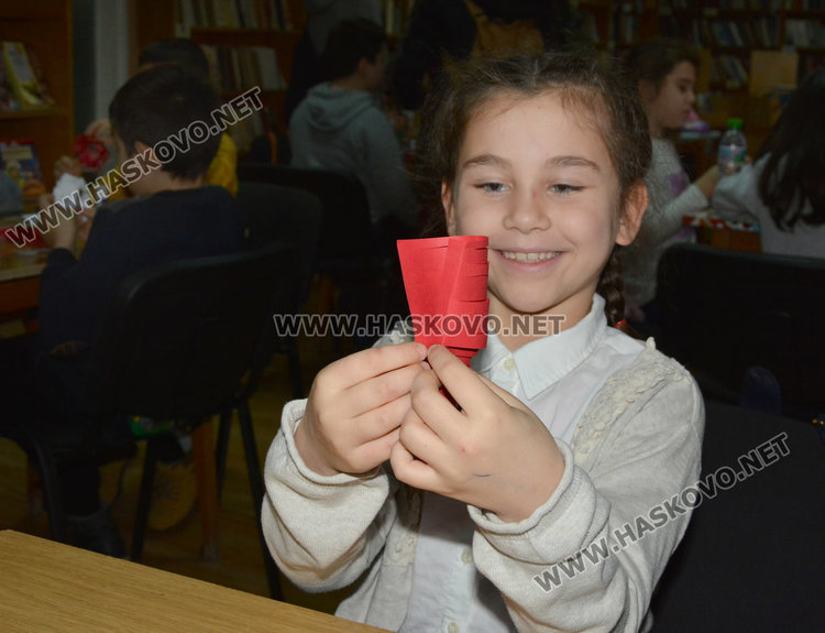 Климентовци заплетоха бели и червени конци за Баба Марта в библиотеката