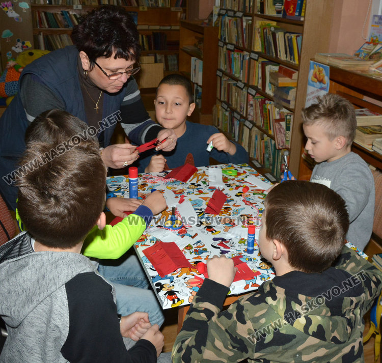 Климентовци заплетоха бели и червени конци за Баба Марта в библиотеката