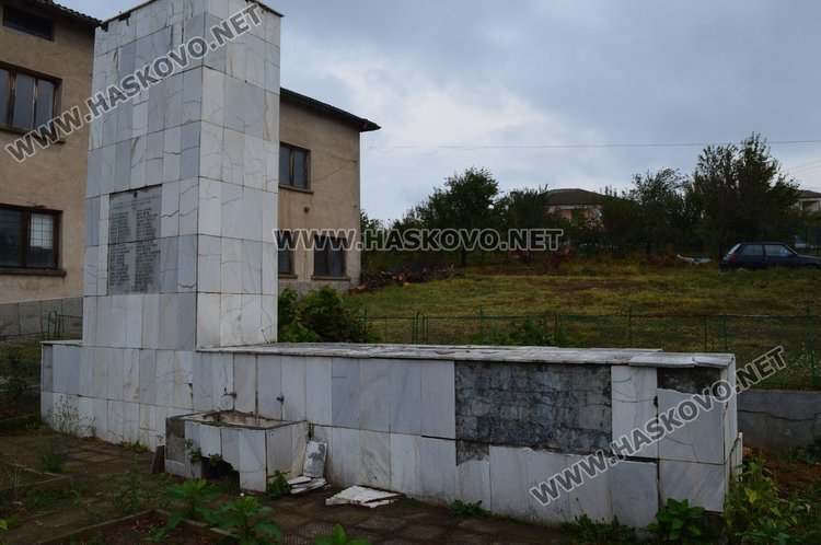 Паметникът в с. Покрован