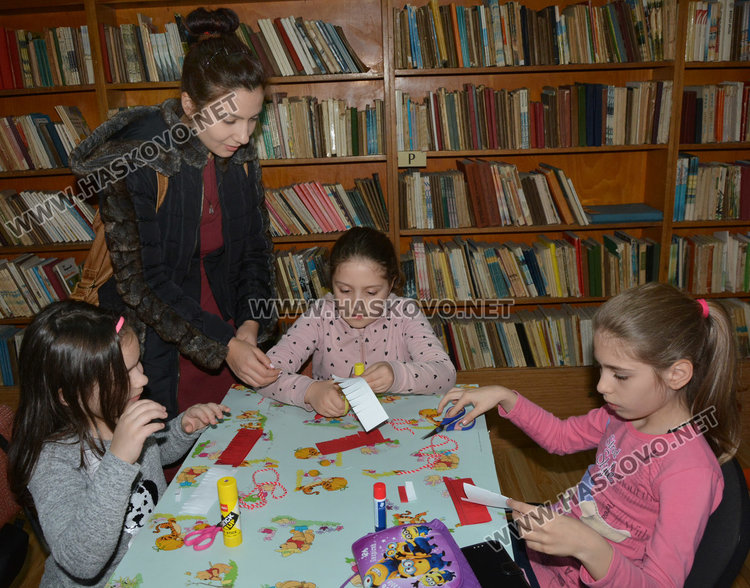 Климентовци заплетоха бели и червени конци за Баба Марта в библиотеката