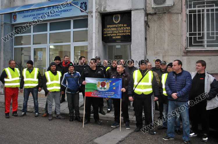 Надзиратели от хасковския арест и Съдебната охрана на протест за увеличение на заплатите